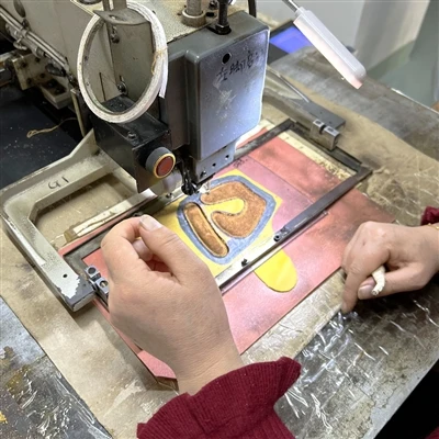Zaměstnanci šití dlaní pro přizpůsobené produkty